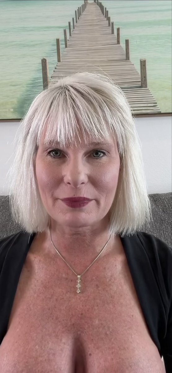 GentlemanG69's tweet photo. The stunning #gilf @lindacassidy_60 and her majestic figure on display https://t.co/kijb3OHoTD