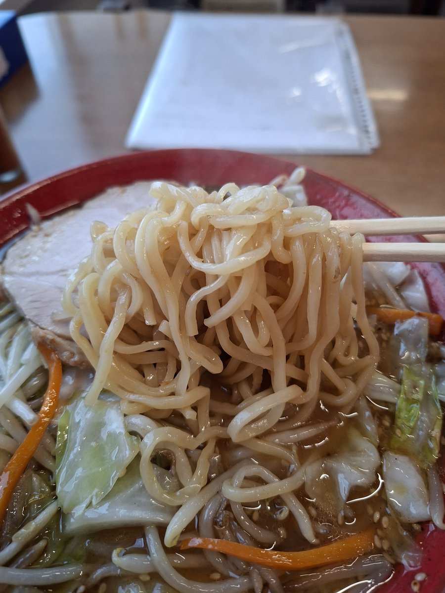 syonunun_un's tweet photo. 阿賀野市 中華そば蘭。爆(苦)タンメン 1400円 ライス 200円。ちょうど体がタンメンを欲していたので有難い限定😉💕シャキシャキの野菜炒め美味😋✨️山形牛の牛脂と合わせたしょっぱウマスープに腰の強い中細麺をズビズバとすすり、一向に減らない野菜に苦戦しながらも美味しく頂けましたよ( ´∀`)ノ💯 https://t.co/Hz26Rf9ocs