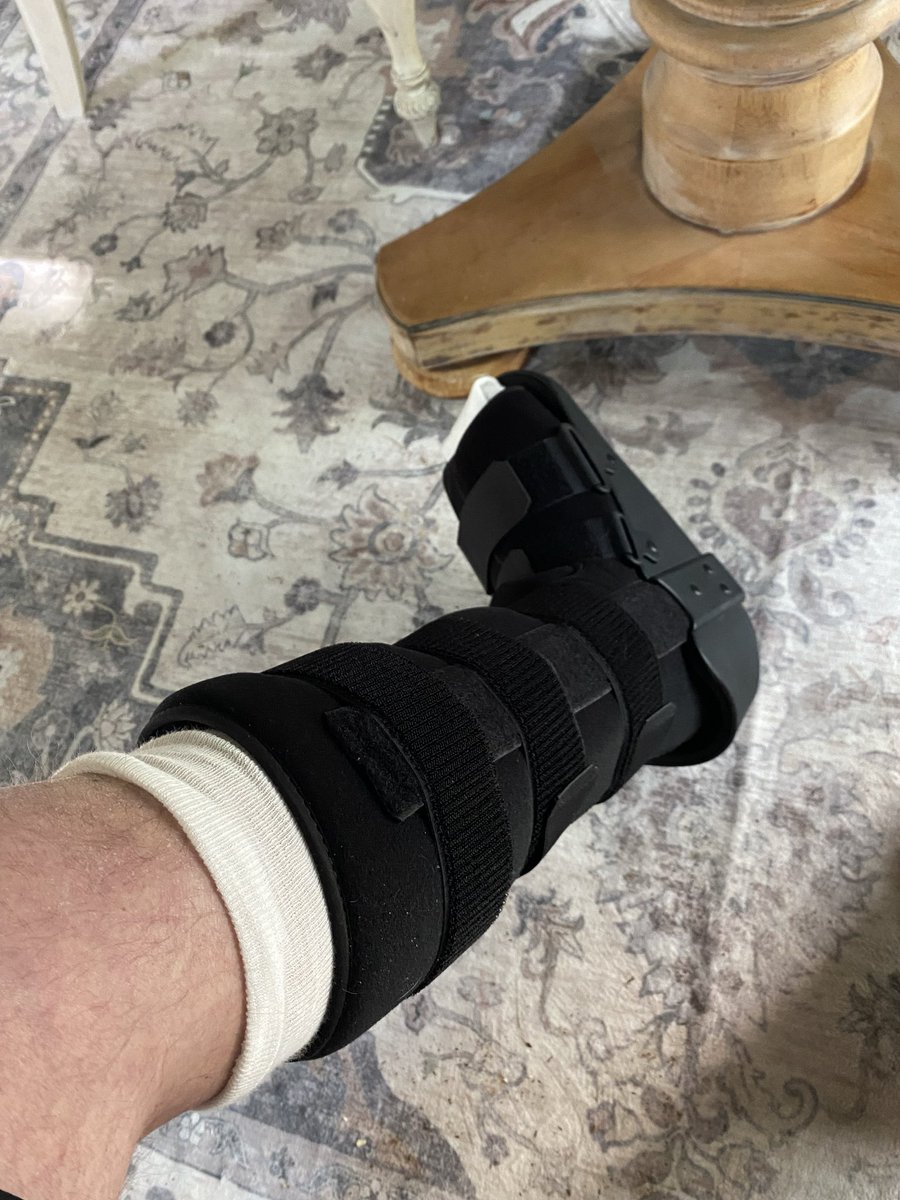 20ftKillerRobot's tweet photo. Broken leg feels a little better today.  Still exhausted from trying to sleep in this at night. https://t.co/tmwihzZNSy