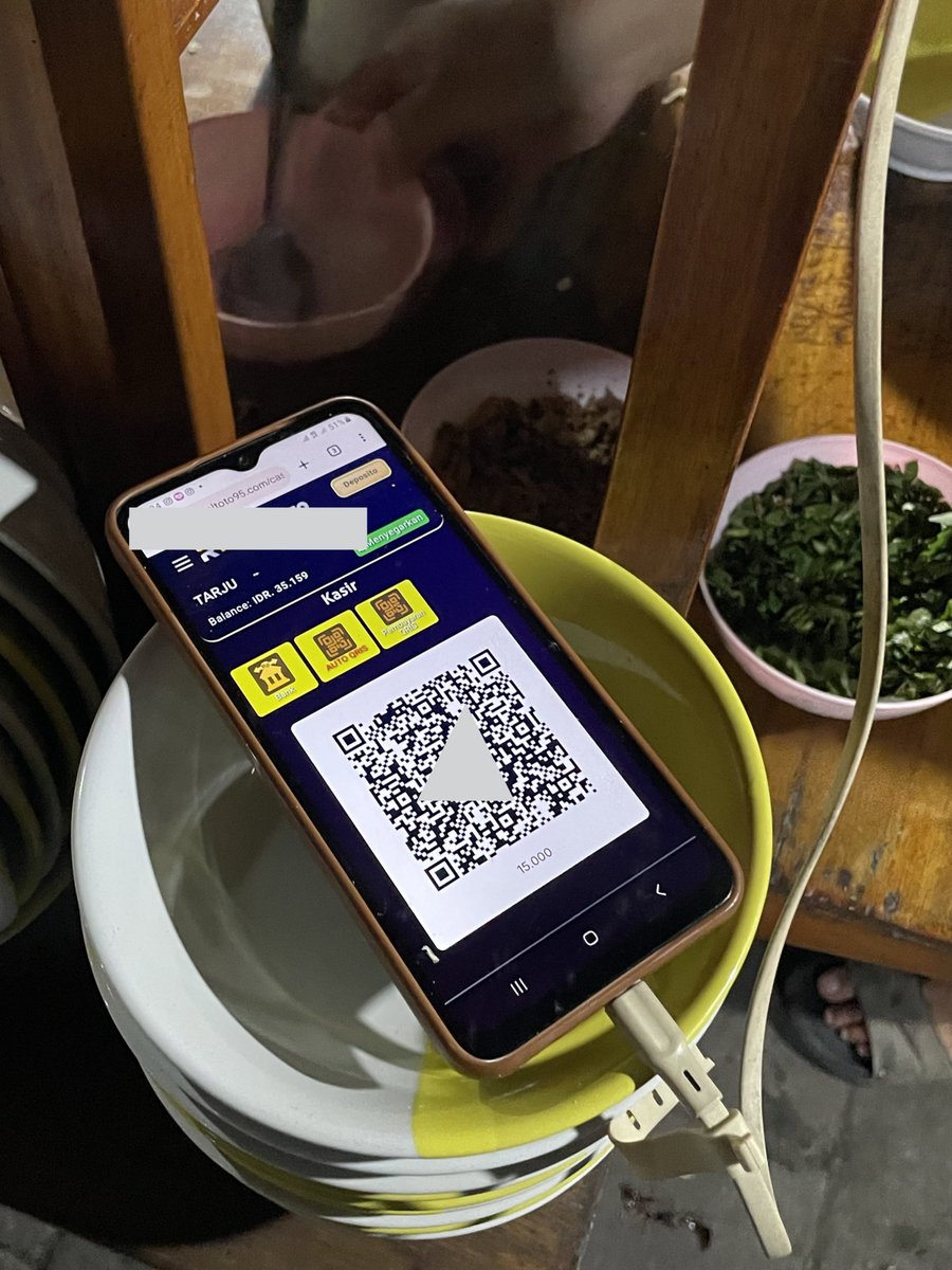 txtharihariWNI's tweet photo. Gue baru pertama kali beli mie ayam di Bali, pas nanya bisa bayar pakai QRIS atau nggak, malah dikasih barcode begini sama bapaknya 😭

Ini buat top up judol kah? 🤣🤣 https://t.co/GJnH6VjG8a