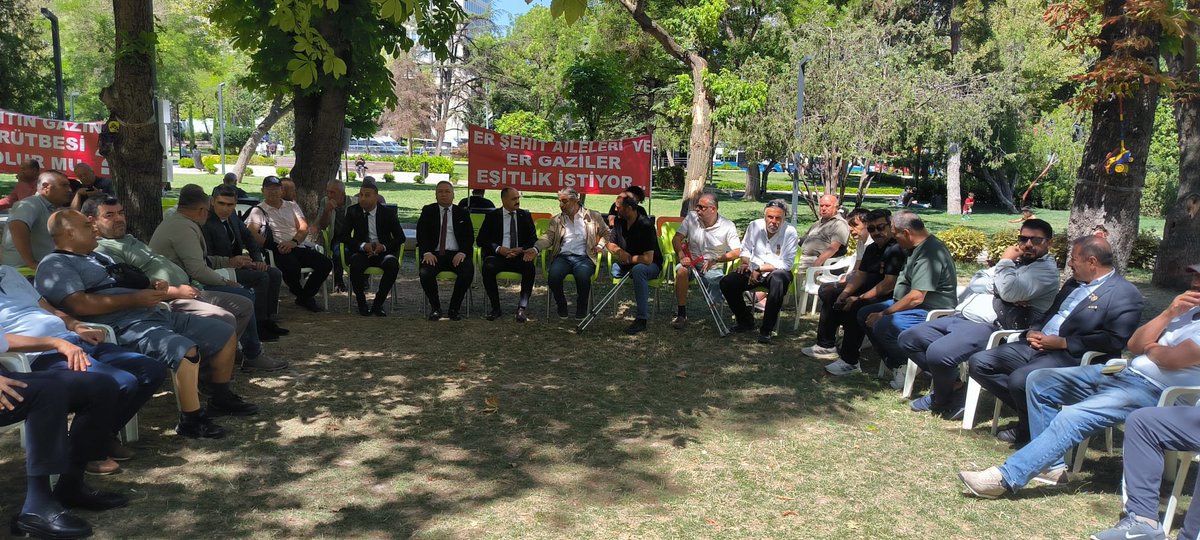 gundes_46's tweet photo. Bugün Güvenpark'ta, haklı taleplerini demokratik zeminde dile getiren Er Şehit Aileleri ve Er Gazilerimizi ziyaret ederek istişarelerde bulunduk.
🇹🇷
Vatan uğruna en büyük fedakârlığı gösteren kahramanlarımızın ve kıymetli ailelerinin sesi duyulmalı, talepleri hakkaniyet ve eşitlik ilkesi çerçevesinde değerlendirilmelidir.
@gazilerplatform
Nazik ev sahiplikleri için kendilerine teşekkür ediyor, yürüttükleri hak arayışında kolaylıklar diliyorum. 🇹🇷
#eskiuzmançavuşlar