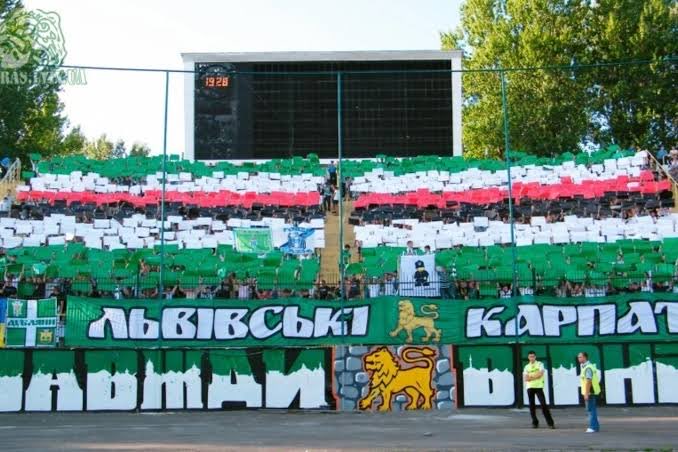 Komoom3's tweet photo. @lechiagdapl Banderowskie psy przed którymi niejednokrotnie stał i dziękował dzisiejszy trener Lechii https://t.co/u6dBvlBHQG