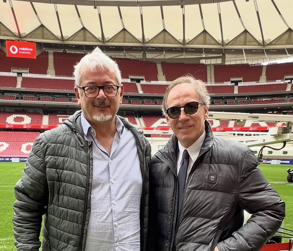 MarcoTFalco's tweet photo. Per la mia generazione esiste un SOLO CAPITANO. Potergli stringere la mano, scambiare due parole e scattare una foto insieme è stato da brividi che custodirò per sempre. Ci hai lasciati troppo presto, ma un mito non muore mai. Buon viaggio, mio immenso Capitano. 6 PER SEMPRE!" https://t.co/sodh3OZnL5
