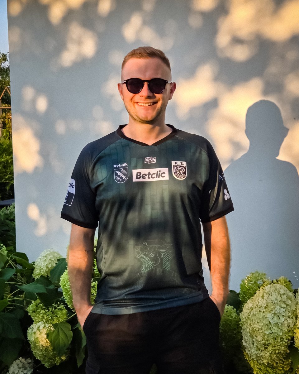 FusbalSztand's tweet photo. Ależ mamy bangiera w Rybniku 😍

Nowe koszulki @_ROW1964Rybnik_ na rozgrywki Betclic 3. Ligi prezentują się kapitalnie!

Inspirowane miejskimi witrażami. Eleganckie. Gotowe na sukces 🏆

A już jutro pierwszy mecz ROW-u w tym sezonie. Będziemy tam - zapraszam na relację!

Opinie? https://t.co/rZh5EssMNY