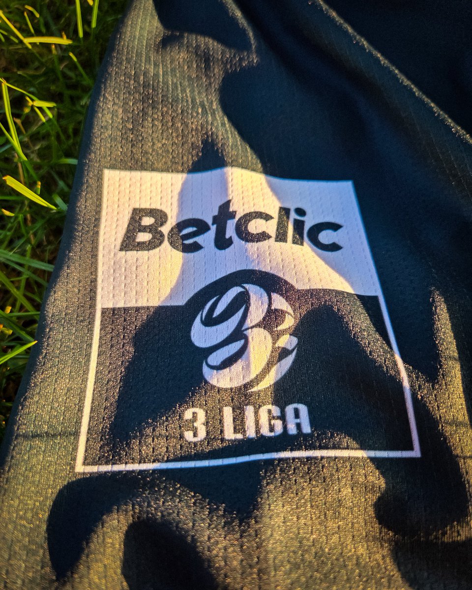 FusbalSztand's tweet photo. Ależ mamy bangiera w Rybniku 😍

Nowe koszulki @_ROW1964Rybnik_ na rozgrywki Betclic 3. Ligi prezentują się kapitalnie!

Inspirowane miejskimi witrażami. Eleganckie. Gotowe na sukces 🏆

A już jutro pierwszy mecz ROW-u w tym sezonie. Będziemy tam - zapraszam na relację!

Opinie? https://t.co/rZh5EssMNY
