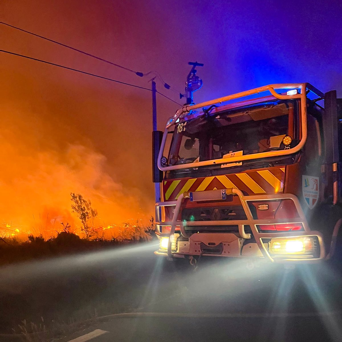 SDIS17's tweet photo. Dès le 1er juil. + de 200 sapeurs-pompiers du 17 ont été engagés en renfort hors département. 80 SP sont encore mobilisés en Gironde. Pour durer, les relèves s'organisent tous les 4 Jours.  Anticipation, convoyage, coordination... une véritable chaîne logistique se met en place. https://t.co/Ca4OikNsNh