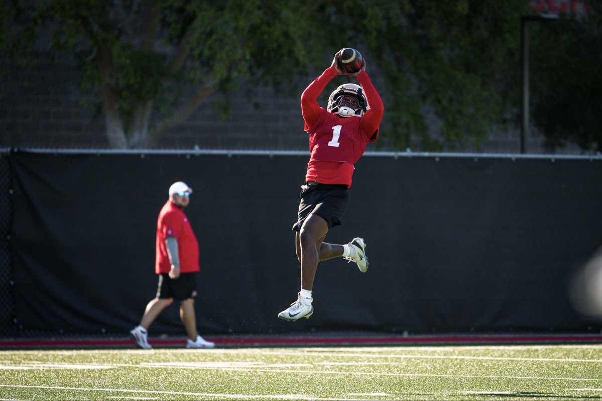 unlvfootball's tweet photo. Like chefs in the kitchen 👨‍🍳 https://t.co/AWMbL9zDRO