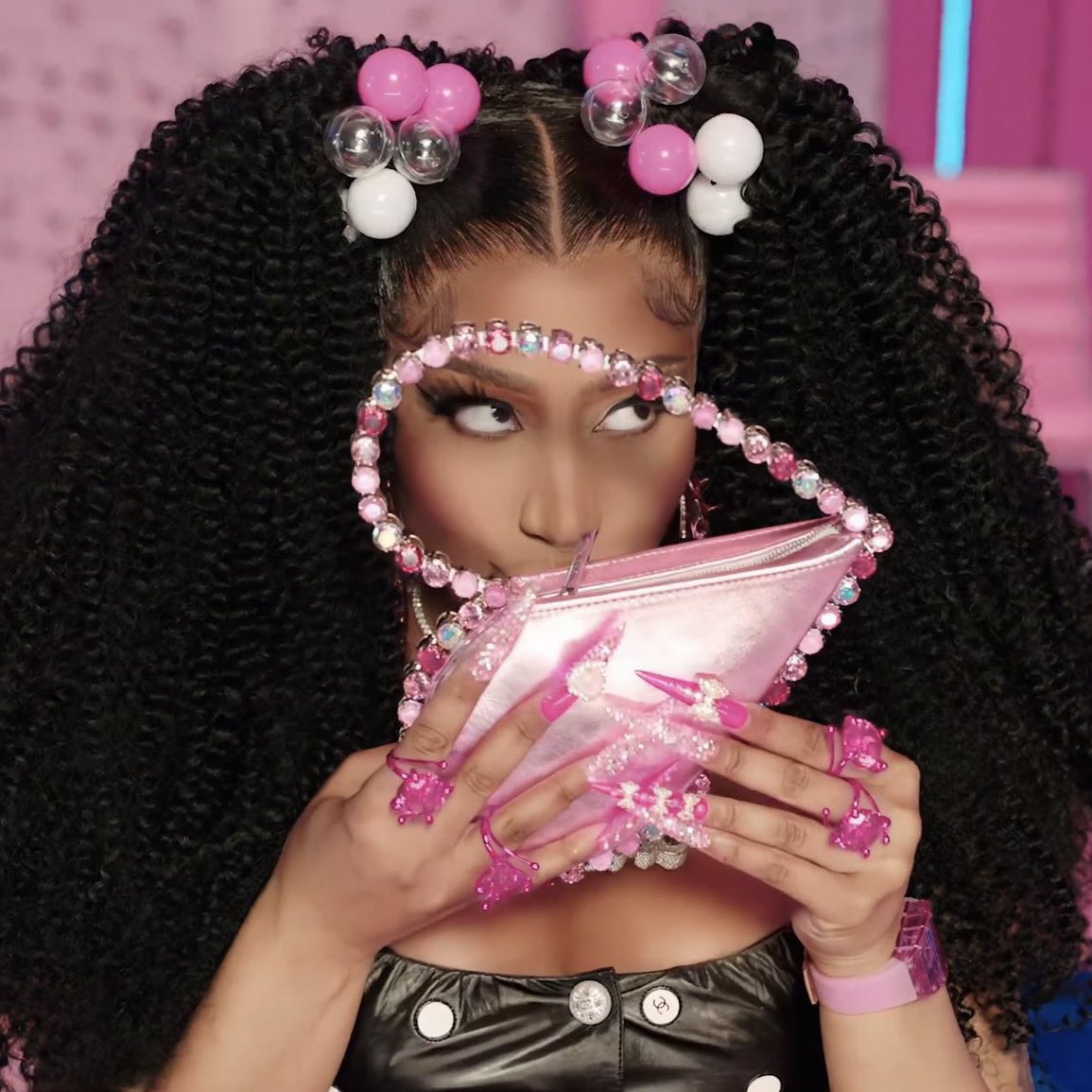 nmcaviar's tweet photo. .@NICKIMINAJ becomes the first female rapper to earn 33 million certified units in the UK across albums, singles and features.

— She’s the highest-certified and best selling female rapper of all time in the region. https://t.co/DwddUUTAeO
