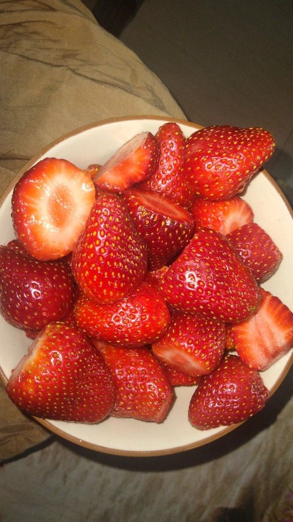 SOM_T0's tweet photo. This shit is the Taylor Swift of the Fruit industry https://t.co/N0p676s51N