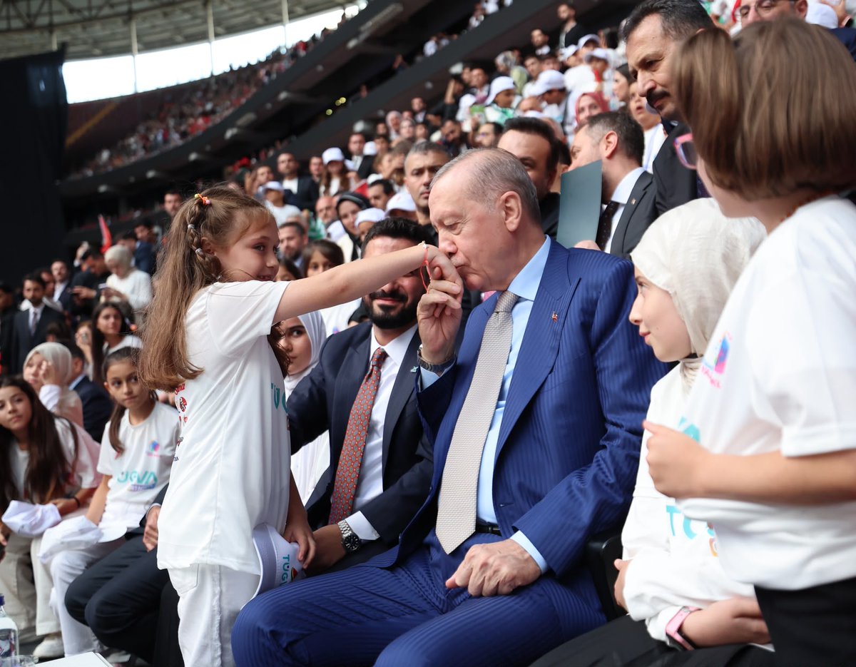 Akparti's tweet photo. “Geçmişte defalarca yaptıkları gibi bu milletin tertemiz evlatlarını kirli oyunlarına alet edemezler. O günler artık geride kaldı.”

Cumhurbaşkanımız Sayın Recep Tayyip Erdoğan, TÜGVA Yaz Okulları Finali programına katıldı. https://t.co/pzMeF4PmHy