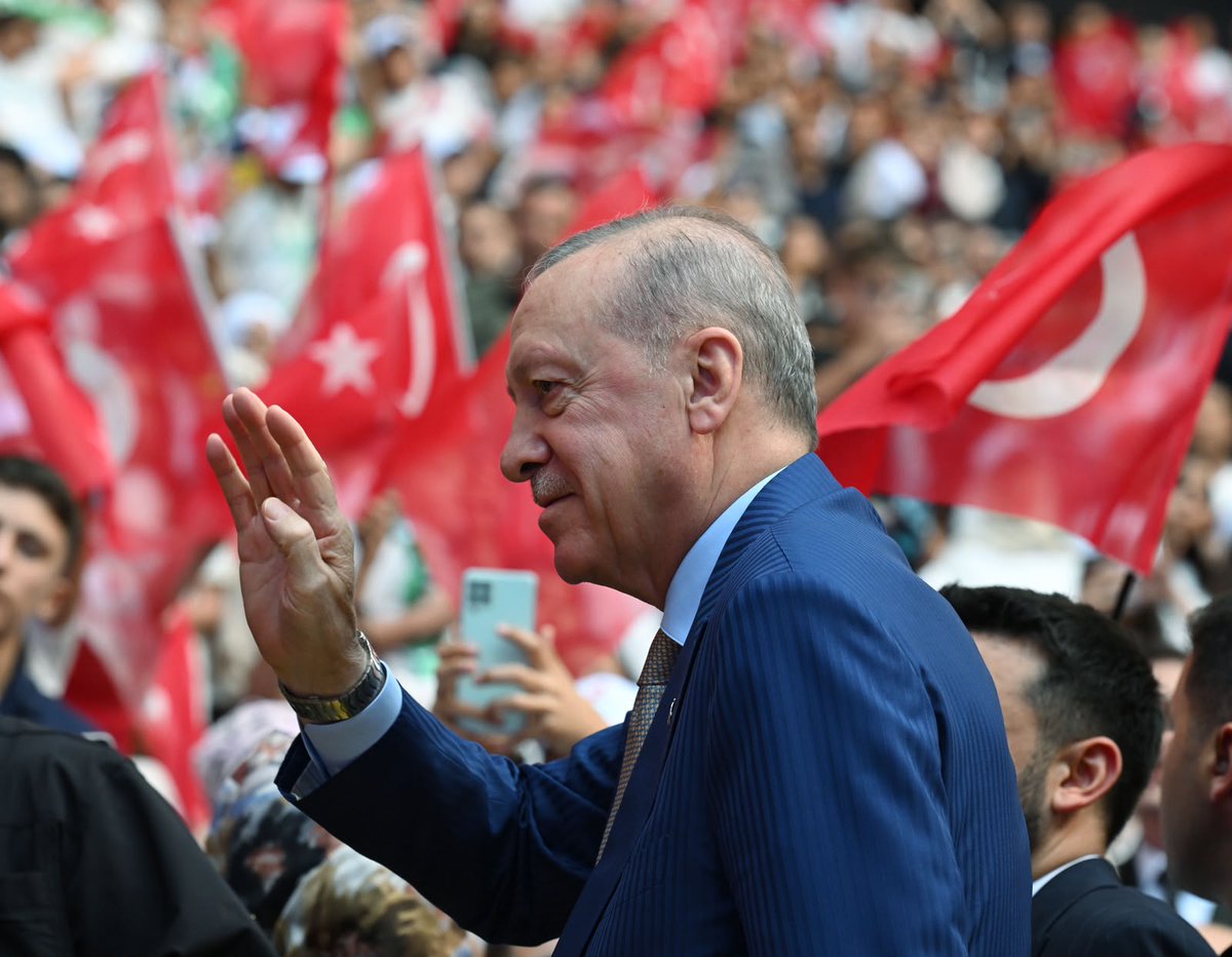 Akparti's tweet photo. “Geçmişte defalarca yaptıkları gibi bu milletin tertemiz evlatlarını kirli oyunlarına alet edemezler. O günler artık geride kaldı.”

Cumhurbaşkanımız Sayın Recep Tayyip Erdoğan, TÜGVA Yaz Okulları Finali programına katıldı. https://t.co/pzMeF4PmHy
