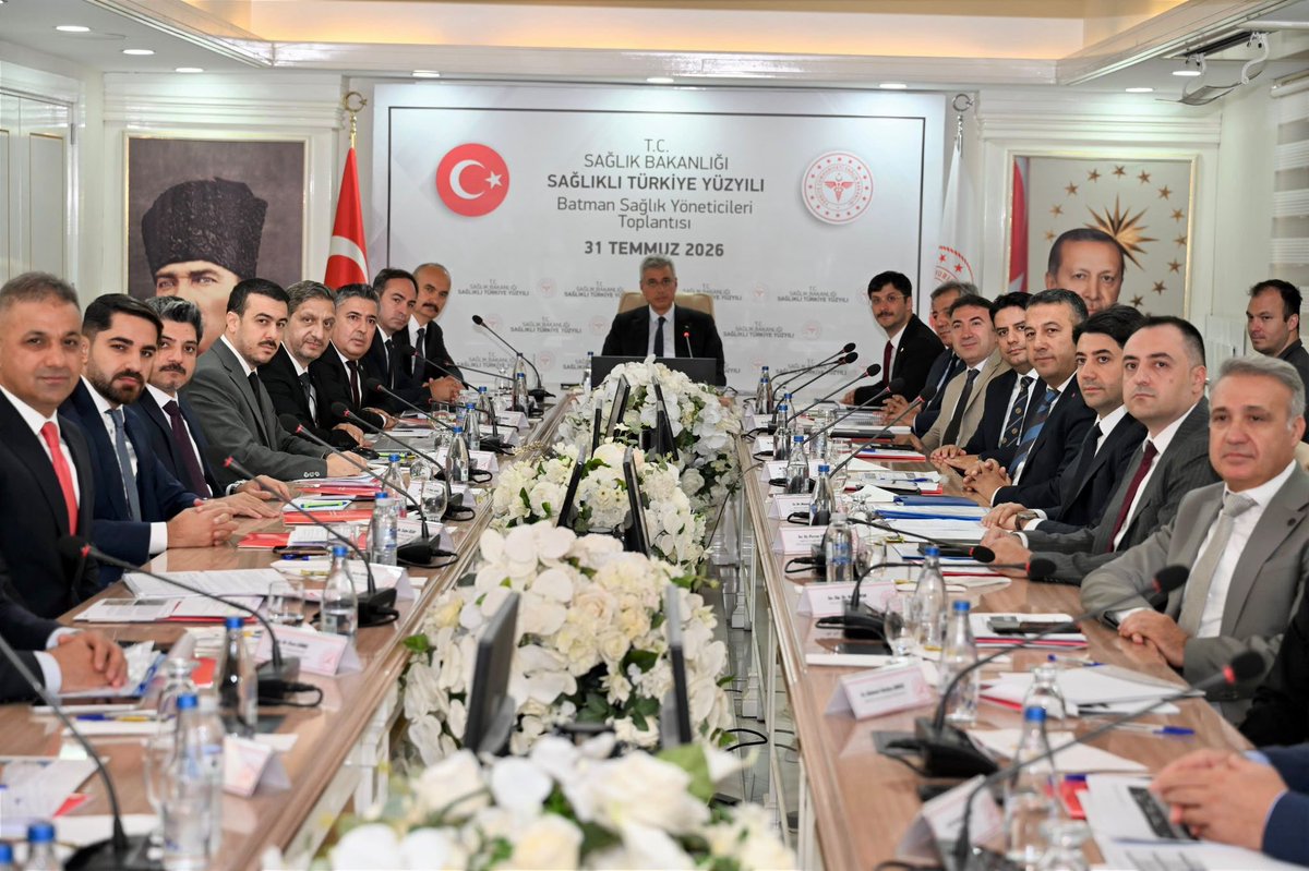 batmanilsaglik's tweet photo. Sağlıklı Türkiye Yüzyılı Batman Sağlık Yöneticileri Toplantısı, Sağlık Bakanımız Sayın Prof. Dr. Kemal Memişoğlu başkanlığında, Batman Valiliği Toplantı Salonu’nda gerçekleştirildi.

Toplantıya Batman Valimiz Sayın Ekrem Canalp, Kamu Hastaneleri Genel Müdürü Doç. Dr. Muhammet Demirkol, Sağlık Yatırımları Genel Müdürü Mehmet Fidan, İl Sağlık Müdürümüz Uzm. Dr. Murat Solmaz, Batman Üniversitesi Rektörü Prof. Dr. İdris Demir, hizmet başkanlarımız ve başkan yardımcılarımız ile kamu ve özel hastanelerimizin başhekimleri katılım sağladı.

Toplantıda ilimizde sunulan sağlık hizmetleri ile devam eden sağlık yatırımları değerlendirilirken, sağlık hizmetlerinin niteliğinin artırılmasına yönelik yürütülen çalışmalar ve geleceğe yönelik planlamalar ele alındı.