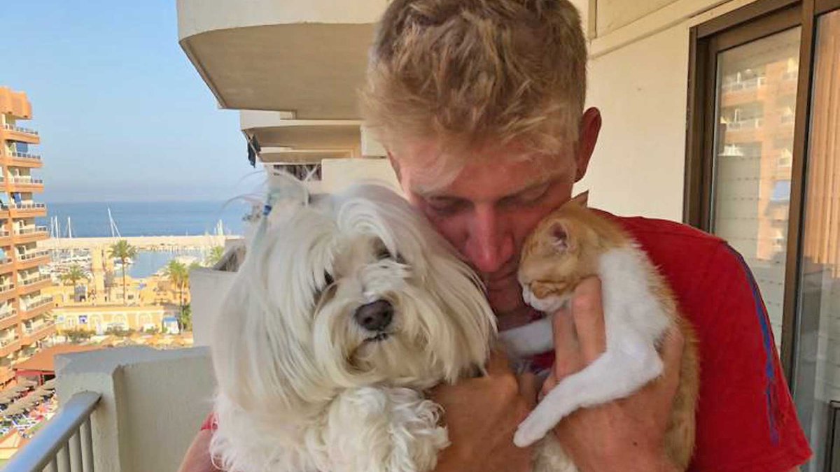 ash000117's tweet photo. Love my faves with pets 🥰🥰🥰🥰 https://t.co/8HooAu0hTC