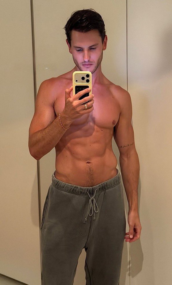 hypnocoach718's tweet photo. It was just a spiral on a phone screen and yet this strong Hypno Himbo couldn't look away, trained to let the red and black spiral spin and grow in his mind. Anton sunk deeper with every breath, the pleasure of being a Good Boy and knowing Coach can guide him deeper #gayjackoff https://t.co/3MaT53Rvyg