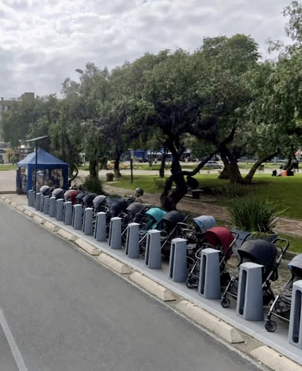 MonicaSaadeX's tweet photo. 🇨🇴 Qué estará pasando en parqueaderos del norte de Bogotá? 

Decenas de coches de bebé aparecieron ocupando los parqueaderos de la 109 con 18 y de la 106 con 15. https://t.co/Si7oN9zlU5