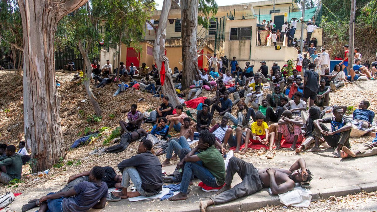 RFI's tweet photo. L'afflux de migrants à Ceuta s'est transformé en crise diplomatique intra-européenne
➡️ https://t.co/XgzNABROUl https://t.co/cIXB1nApY2