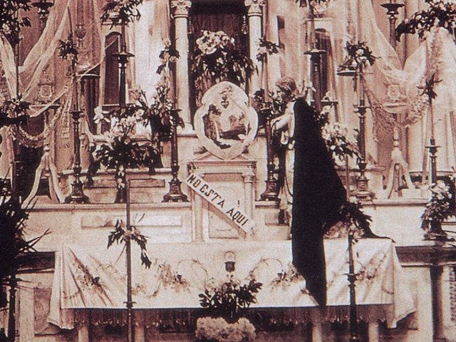 UnTradi's tweet photo. HOY ES EL CENTENARIO DE LA SUSPENSIÓN DEL CULTO

El 31 de julio de 1926 era la fecha señalada para la entrada en vigor de la llamada «Ley Calles»: una ley injusta y arbitraria que vulneraba los derechos de la Santa Iglesia, contraria al derecho natural y descaradamente ofensiva para el pueblo mexicano, católico casi en su totalidad.

Dicha ley fue impulsada por el presidente de México, Plutarco Elías Calles, quien años más tarde fundaría el PNR (Partido Nacional Revolucionario), que a la postre se convertiría en el PRI (Partido Revolucionario Institucional).

Esta «ley» restringía el culto público y sustentaba «legalmente» los ataques a la Iglesia católica. Ciudadanos y sacerdotes fueron asesinados al amparo de ella.

Como respuesta, el episcopado mexicano decretó la suspensión del culto público.

Cuando llegó el 31 de julio, Jalisco parecía estar de luto; la tristeza invadía los corazones de los católicos, que el día anterior habían abarrotado los templos.

La gente acudió en masa a recibir, quizá por última vez, los santos sacramentos: bautizos, bodas, confesiones. Conforme pasaba el tiempo, la tristeza aumentaba, y cuando se anunció la última misa, la mayor parte de los fieles ya no pudo contener el llanto. En todas partes, quienes presenciaron estos hechos han dado cuenta del fervor con que aquellos fieles escucharon unas misas que creían las últimas.

El pueblo fue llevado al límite de la exasperación, y eso tendría consecuencias.

¡VIVA CRISTO REY!