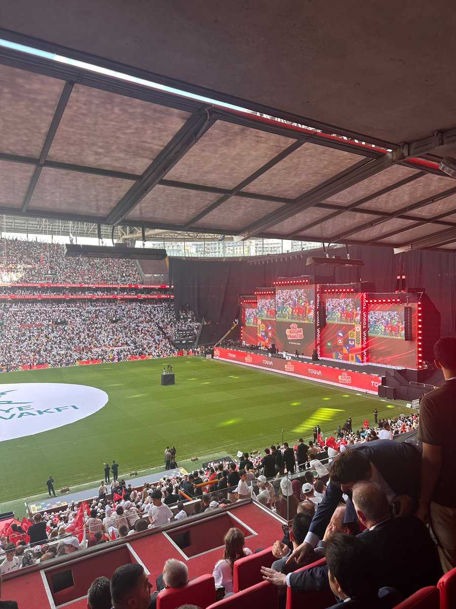EmrullahErkus's tweet photo. Cumhurbaşkanımız Sayın @RTErdogan’ın teşrifleriyle gerçekleşen TÜGVA Yaz Okulları Final Programı’nda, 717 bin evladımızın azmine, heyecanına ve umut dolu yarınlarına hep birlikte şahitlik ettik.

İnanıyoruz ki; ilimle, ahlakla ve milli-manevi değerlerle yetişen bu nesil, Türkiye Yüzyılı’nın en güçlü mimarı olacaktır.

Bu anlamlı organizasyonda emeği geçen TÜGVA Genel Başkanı @ibrahim_besinci’yi, kıymetli eğitmenlerimizi, gönüllülerimizi ve geleceğimizin teminatı olan tüm gençlerimizi gönülden tebrik ediyorum.

@tugvaTR 🇹🇷