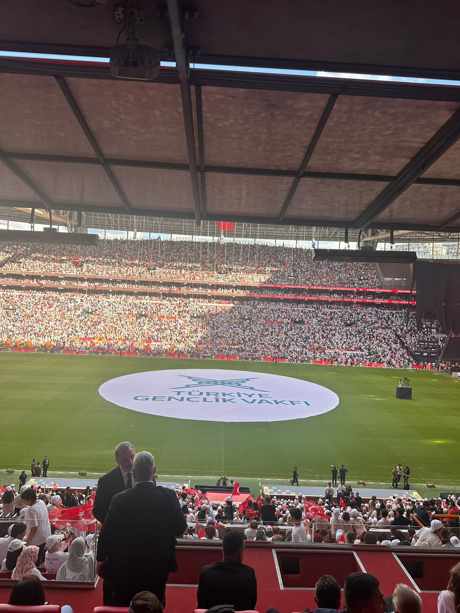 EmrullahErkus's tweet photo. Cumhurbaşkanımız Sayın @RTErdogan’ın teşrifleriyle gerçekleşen TÜGVA Yaz Okulları Final Programı’nda, 717 bin evladımızın azmine, heyecanına ve umut dolu yarınlarına hep birlikte şahitlik ettik.

İnanıyoruz ki; ilimle, ahlakla ve milli-manevi değerlerle yetişen bu nesil, Türkiye Yüzyılı’nın en güçlü mimarı olacaktır.

Bu anlamlı organizasyonda emeği geçen TÜGVA Genel Başkanı @ibrahim_besinci’yi, kıymetli eğitmenlerimizi, gönüllülerimizi ve geleceğimizin teminatı olan tüm gençlerimizi gönülden tebrik ediyorum.

@tugvaTR 🇹🇷