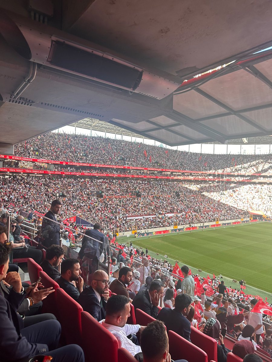EmrullahErkus's tweet photo. Cumhurbaşkanımız Sayın @RTErdogan’ın teşrifleriyle gerçekleşen TÜGVA Yaz Okulları Final Programı’nda, 717 bin evladımızın azmine, heyecanına ve umut dolu yarınlarına hep birlikte şahitlik ettik.

İnanıyoruz ki; ilimle, ahlakla ve milli-manevi değerlerle yetişen bu nesil, Türkiye Yüzyılı’nın en güçlü mimarı olacaktır.

Bu anlamlı organizasyonda emeği geçen TÜGVA Genel Başkanı @ibrahim_besinci’yi, kıymetli eğitmenlerimizi, gönüllülerimizi ve geleceğimizin teminatı olan tüm gençlerimizi gönülden tebrik ediyorum.

@tugvaTR 🇹🇷