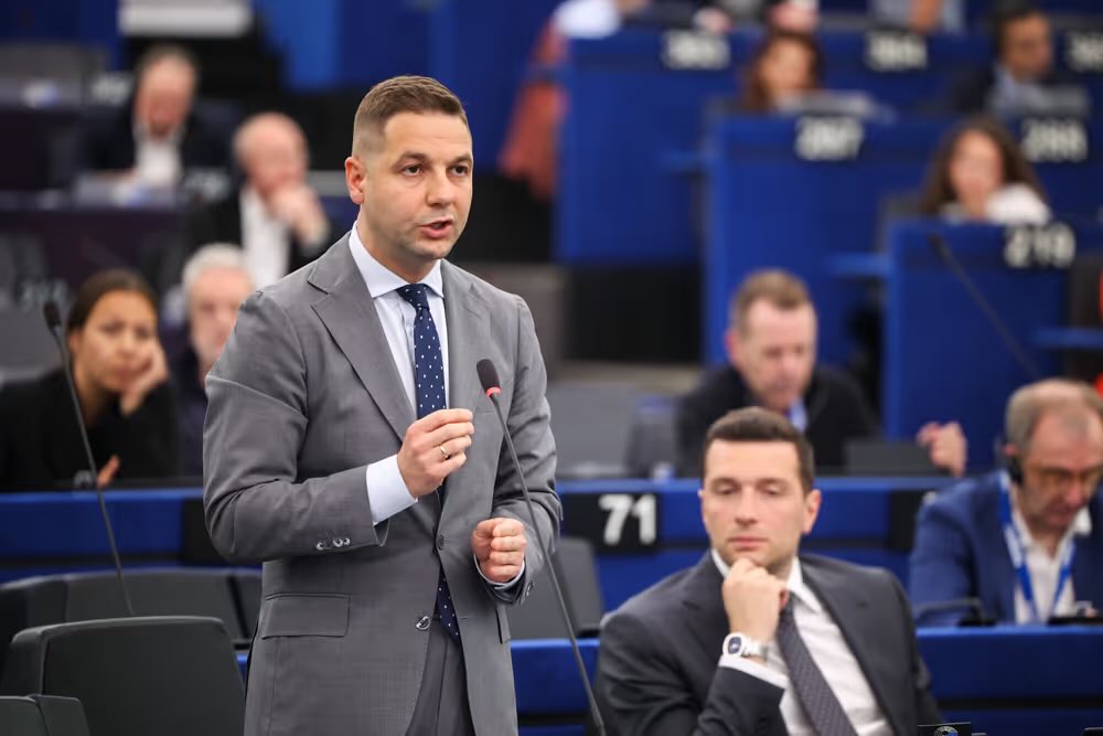PatrykJaki's tweet photo. A group of European conservatives in the European Parliament have decided to request an immediate extraordinary session of parliament in response to the migrant invasion of Ceuta, Spain. It's time to remove Schánchez and his ilk from power in the EU.

@ecrgroup https://t.co/eLQhsRIotU