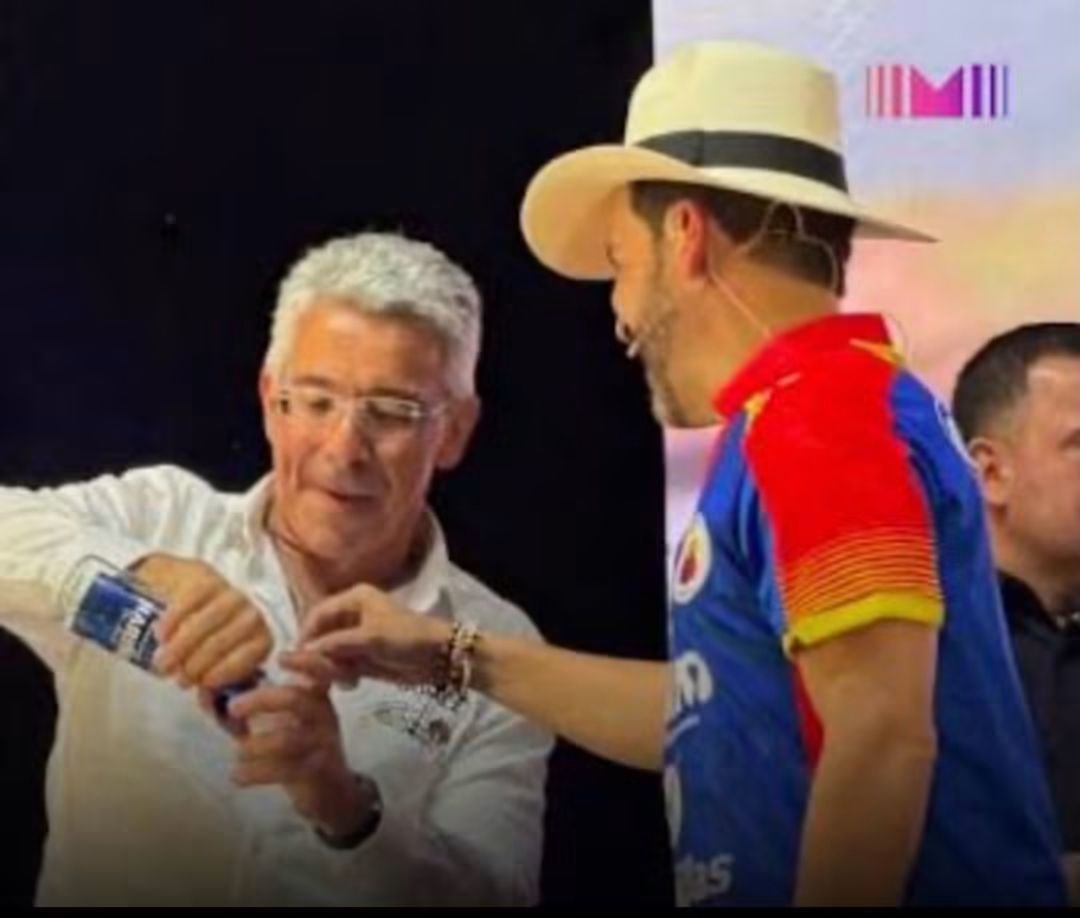 karranch0's tweet photo. @Katheclipse @petrogustavo En ninguna de las fotos veo una botella de alcohol como en esta https://t.co/s2Rl0abcEt