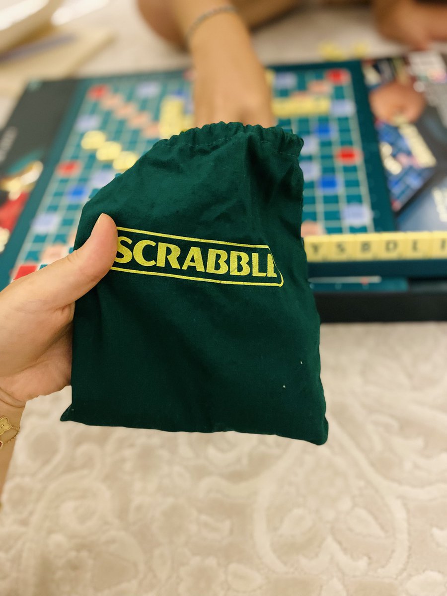 esrakocann's tweet photo. Benim aklı körpe yeğenim, dil ebesi halasını scrabbleda yenebileceğine inanıyor. Halayız diye alttan alıp yenmemezlik yapmayacağım. Öyle yapıyorum ki kazanamamayı da öğrensin. Son derece pedagojik yaklaşıklara sahip olan bir halayım https://t.co/jTfm3hPHUA