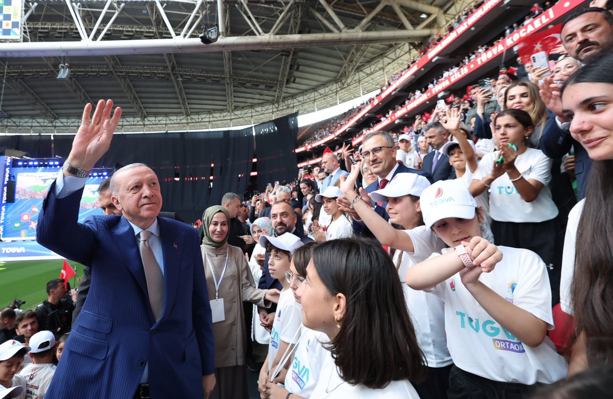 mustafademir's tweet photo. 📍 İstanbul

Cumhurbaşkanımız Sayın @RTErdogan’ın teşrifleriyle gerçekleştirilen TÜGVA Yaz Okulları Final Programı’nda, yarının Türkiye’sini inşa edecek genç arkadaşlarımızla bir araya geldik.

Değerlerine ve davasına sahip çıkan, donanımlı, ahlaklı ve özgüven sahibi nesiller yetiştirme gayretinde olan TÜGVA ailemizi yürekten kutluyor, yaz okullarına katılan her bir evladımıza başarılarla dolu bir ömür diliyorum.

Türkiye Yüzyılı’nı, güçlü ve şuurlu gençlerimizin omuzlarında hep birlikte yükselteceğiz.

@ibrahim_besinci 
@tugvaTR