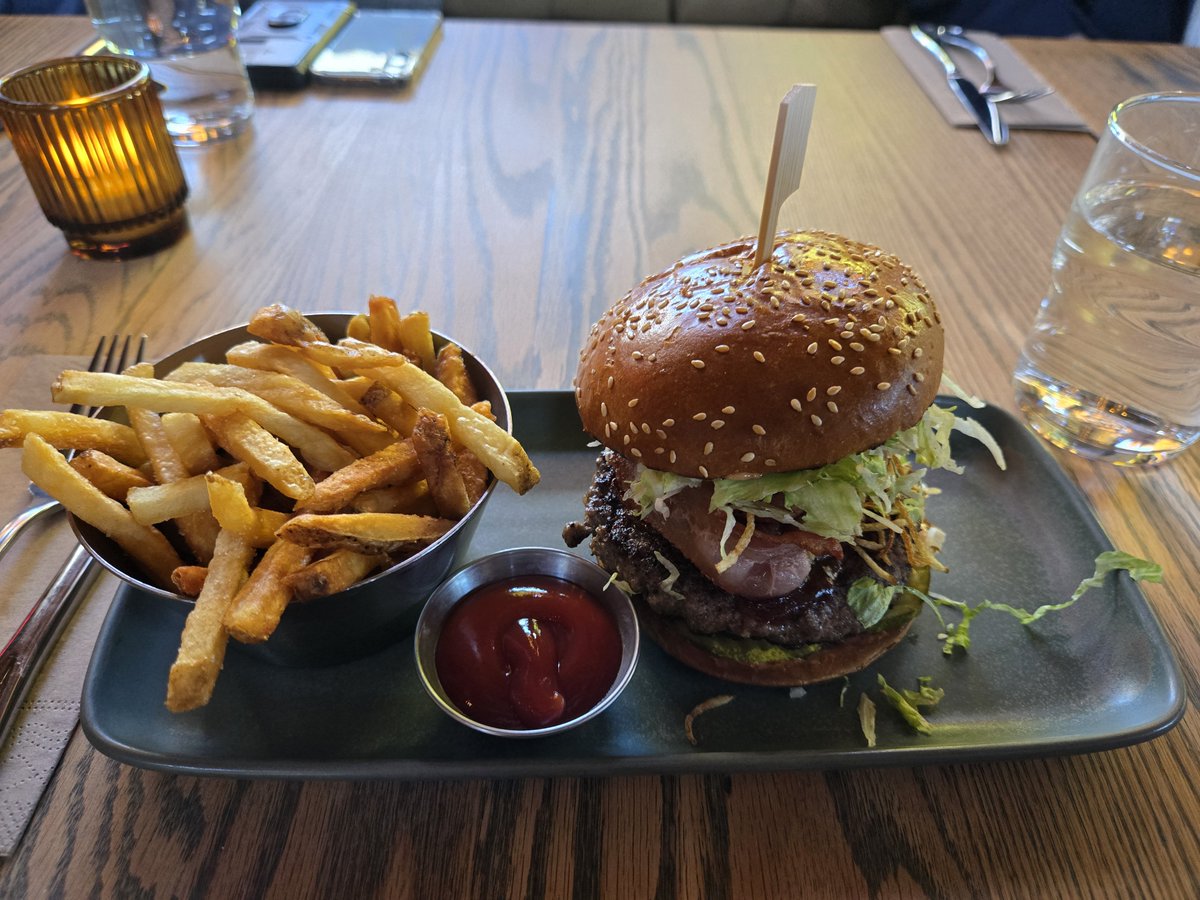 shcboomer's tweet photo. Burg time! https://t.co/Qy2swyiCFK