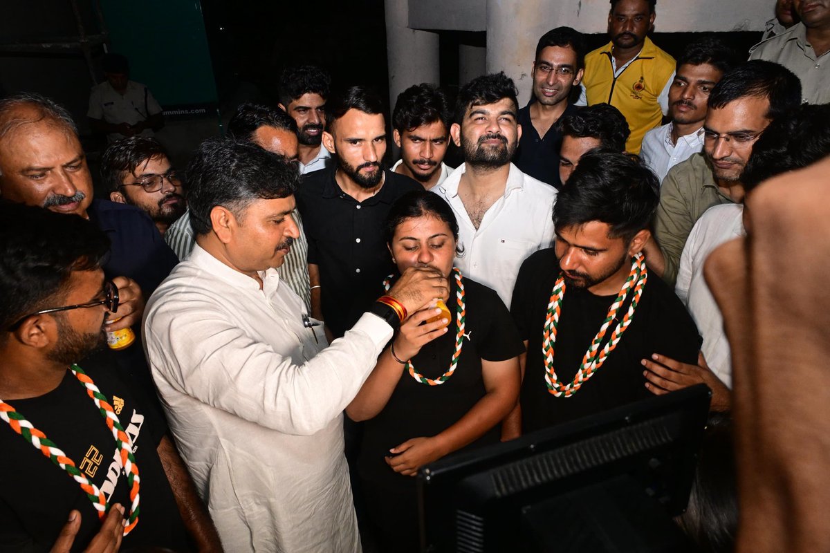 INCBhupendra_'s tweet photo. NSUI कार्यकर्ता बहन वियोना जाट, विजयपाल कुड़ी जी और कौशन खान जी 40 घंटे के अनशन के बाद टीकाराम जुली जी, रफीक खान जी की उपस्थिति में टंकी से उतार दिए गए। हमारा संघर्ष लोकतंत्र और न्याय के लिए है

हमारी माँग अटल है: छात्रसंघ चुनाव बहाल करो 
#छात्रसंघ_चुनाव_बहाल_करो #jaipur #nsui https://t.co/tdsNETy8O4