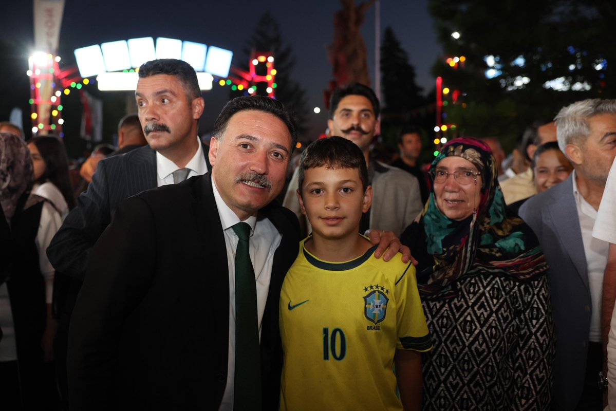 kayserivaliligi's tweet photo. Valimiz Sayın Gökmen Çiçek ve eşi Sümeyra Çiçek, Kocasinan Belediyesi tarafından Kadir Has Fuar alanında düzenlenen Fuar38 Nostalji Günleri Festival Programı’na katılarak vatandaşlarımızla bir araya geldi. https://t.co/bYXsy1N7w0