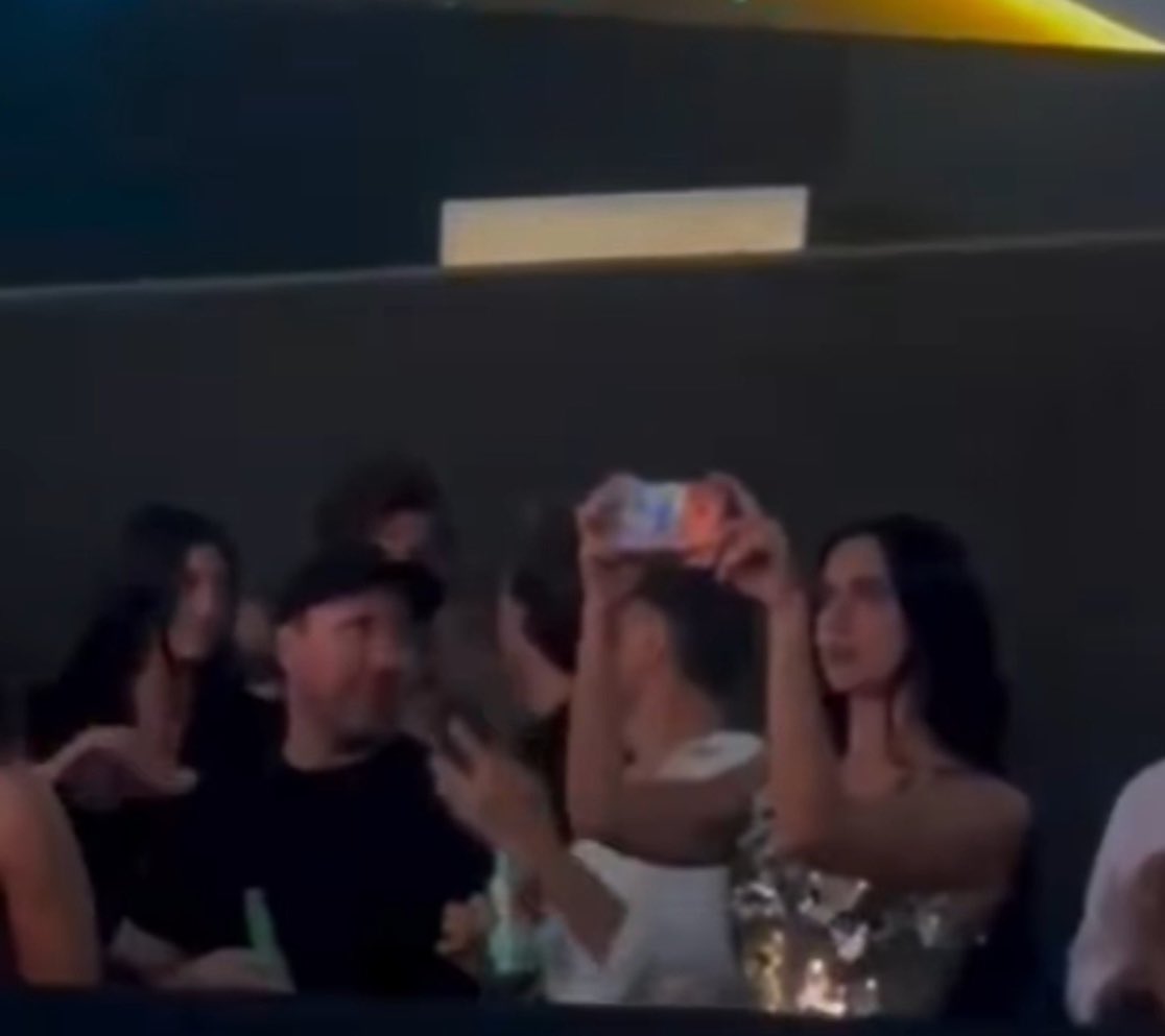 suedivasu's tweet photo. canım sueda fancam varsa atarmısın💚😌@DUALIPA https://t.co/WscaYksnSq