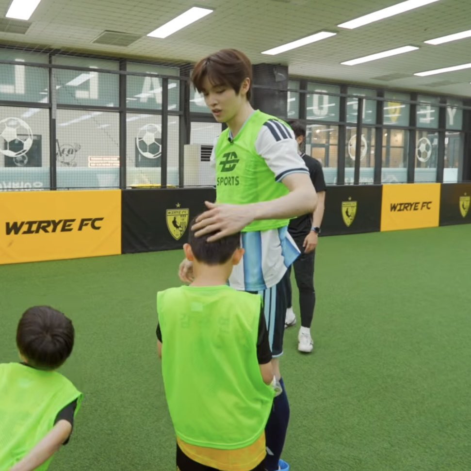 syngchan23's tweet photo. SUNGCHAN KOCAK KAYAK PAKE MINISET😭😭😭 https://t.co/SqYzpcNpop