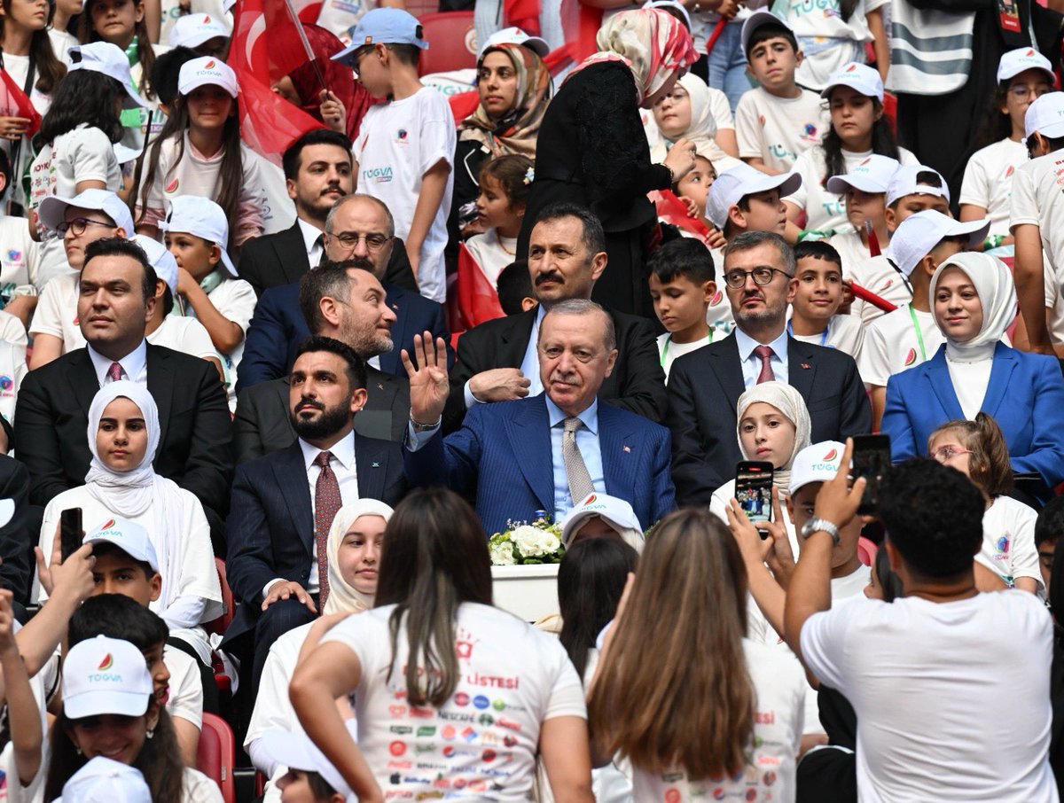 burhanduran's tweet photo. Cumhurbaşkanımız Sayın Recep Tayyip Erdoğan, TÜGVA Yaz Okulları Final Programı’nda (#renklensinyazokulumuz) yaptığı konuşmada, millî ve manevî değerlerine bağlı, tarih ve medeniyet bilinciyle yetişen, öz güveni yüksek ve sorumluluk sahibi bir gençliğin Türkiye Yüzyılı’nın en büyük güvencesi olduğunu vurguladı.

Cumhurbaşkanımız, TÜGVA’nın bu yıl yaz okullarında 700 bini aşkın katılımcıya ulaşarak yeni bir rekora imza attığını, bir buçuk milyondan fazla gencin hayatına dokunan çalışmalarıyla eğitimden bilime, spordan kültür ve sanata kadar pek çok alanda önemli katkılar sunduğunu ifade etti. 

Gençlerin bilgiyle donanırken aynı zamanda millî ve manevî değerleriyle güçlü bağlar kurmasının önemine dikkat çeken Cumhurbaşkanımız, Türkiye’nin geleceğinin bu şuurlu nesillerin omuzlarında yükseleceğini belirtti.

Sayın Cumhurbaşkanımız, Türkiye’nin geleceğine değer katan gençlik çalışmalarını hedef alan çevrelerin, milletin tarih ve medeniyet birikimiyle yetişen nesillerden rahatsız olduğunu ifade ederek, bu girişimlerin sonuç vermeyeceğini vurguladı. 

Hiç kimsenin Türkiye’nin gençlerini kendi köklerinden, inanç değerlerinden ve tarihinden koparamayacağını belirten Cumhurbaşkanımız, geçmişte olduğu gibi bugün de gençleri kirli hesaplara alet etmeye çalışanlara fırsat verilmeyeceğini söyledi.

Cumhurbaşkanımız, gençleri hiçbir zaman yalnız bırakmayacaklarını vurgulayarak, Türkiye’nin aydınlık yarınlarını inşa edecek nesillerin en iyi şekilde yetişmesi için her alanda destek vermeyi sürdüreceklerini ifade etti.