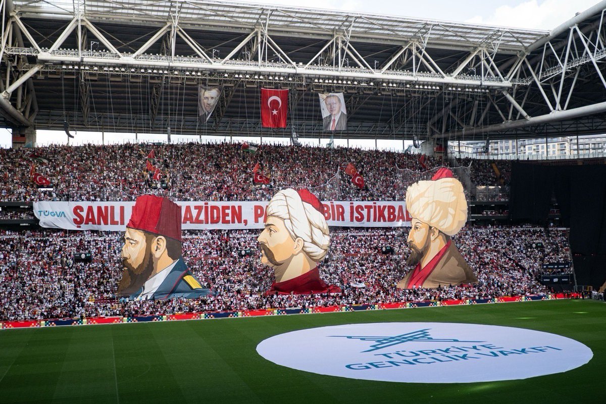 burhanduran's tweet photo. Cumhurbaşkanımız Sayın Recep Tayyip Erdoğan, TÜGVA Yaz Okulları Final Programı’nda (#renklensinyazokulumuz) yaptığı konuşmada, millî ve manevî değerlerine bağlı, tarih ve medeniyet bilinciyle yetişen, öz güveni yüksek ve sorumluluk sahibi bir gençliğin Türkiye Yüzyılı’nın en büyük güvencesi olduğunu vurguladı.

Cumhurbaşkanımız, TÜGVA’nın bu yıl yaz okullarında 700 bini aşkın katılımcıya ulaşarak yeni bir rekora imza attığını, bir buçuk milyondan fazla gencin hayatına dokunan çalışmalarıyla eğitimden bilime, spordan kültür ve sanata kadar pek çok alanda önemli katkılar sunduğunu ifade etti. 

Gençlerin bilgiyle donanırken aynı zamanda millî ve manevî değerleriyle güçlü bağlar kurmasının önemine dikkat çeken Cumhurbaşkanımız, Türkiye’nin geleceğinin bu şuurlu nesillerin omuzlarında yükseleceğini belirtti.

Sayın Cumhurbaşkanımız, Türkiye’nin geleceğine değer katan gençlik çalışmalarını hedef alan çevrelerin, milletin tarih ve medeniyet birikimiyle yetişen nesillerden rahatsız olduğunu ifade ederek, bu girişimlerin sonuç vermeyeceğini vurguladı. 

Hiç kimsenin Türkiye’nin gençlerini kendi köklerinden, inanç değerlerinden ve tarihinden koparamayacağını belirten Cumhurbaşkanımız, geçmişte olduğu gibi bugün de gençleri kirli hesaplara alet etmeye çalışanlara fırsat verilmeyeceğini söyledi.

Cumhurbaşkanımız, gençleri hiçbir zaman yalnız bırakmayacaklarını vurgulayarak, Türkiye’nin aydınlık yarınlarını inşa edecek nesillerin en iyi şekilde yetişmesi için her alanda destek vermeyi sürdüreceklerini ifade etti.