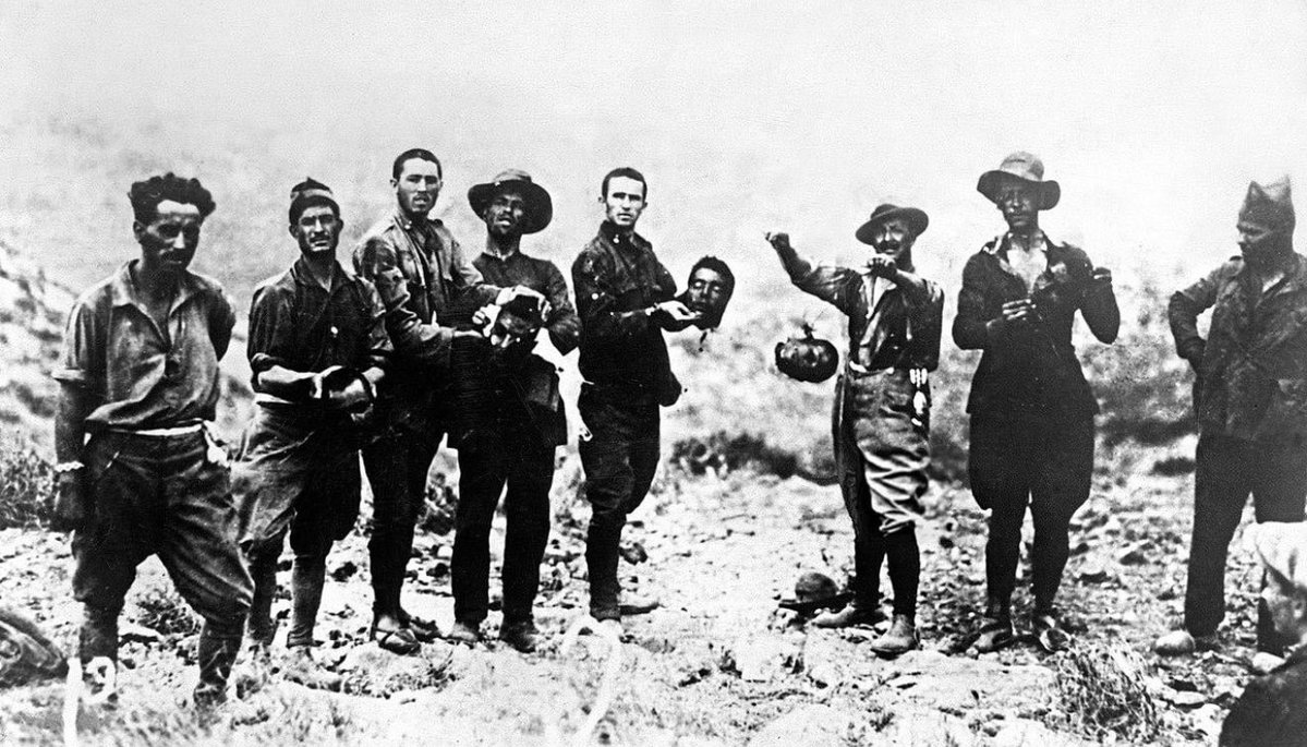 EchoesofEmpire_'s tweet photo. Spanish legionnaires holding up decapitated Moroccan heads, 1922 https://t.co/eld83jlCIV