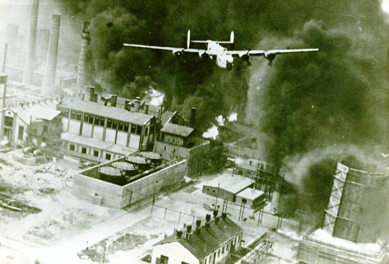 ron_eisele's tweet photo. 1 August 1943. Operation Tidal Wave. USAAF B-24D Liberators from Libya attacked 9 oil refineries at Ploesti, Romania. Flying low to avoid radar detection they dropped time delayed bombs. Of 177 B-24s taking part in the raid 167 managed to attack their targets. 57 B-24s were lost. https://t.co/1vXF077BP6
