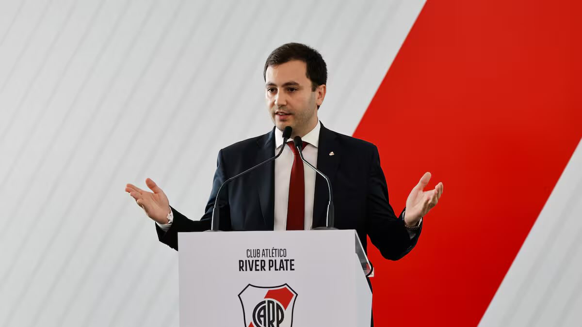 termoderiver's tweet photo. Este muchacho se muestra con mucha soberbia en conferencias, pero es un tipo completamente manipulable. Primero, Gallardo le manejó el club, le hizo despilfarrar plata con jugadores que ni usó. Ahora, viene Longoria a romper el vestuario, con una impronta nunca antes vista. No solo eso, sino que no vendió a un solo jugador, ni tampoco fue a buscar a nadie que mi primo de 5 años no se le ocurra.