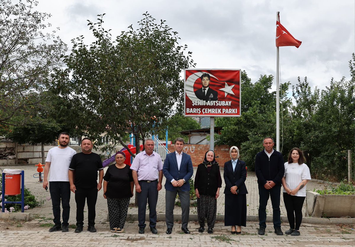 Ghk_Kaymakam's tweet photo. Valimiz Önder BAKAN ve Kaymakamımız Büşra GÜNEŞ, Aziz Şehidimiz P. Ast. Çvş. Barış ÇEMREK’ in kıymetli annesi Hanım ÇEMREK teyzemiz ve ailesini ziyaret ederek kahraman şehidimizi rahmet ve hürmetle yâd etti. https://t.co/RqbLZmZOX8