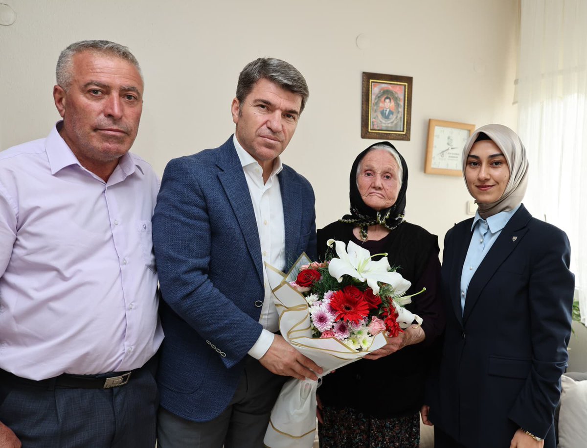 Ghk_Kaymakam's tweet photo. Valimiz Önder BAKAN ve Kaymakamımız Büşra GÜNEŞ, Aziz Şehidimiz P. Ast. Çvş. Barış ÇEMREK’ in kıymetli annesi Hanım ÇEMREK teyzemiz ve ailesini ziyaret ederek kahraman şehidimizi rahmet ve hürmetle yâd etti. https://t.co/RqbLZmZOX8