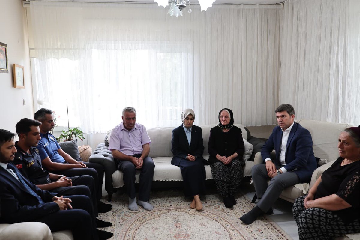Ghk_Kaymakam's tweet photo. Valimiz Önder BAKAN ve Kaymakamımız Büşra GÜNEŞ, Aziz Şehidimiz P. Ast. Çvş. Barış ÇEMREK’ in kıymetli annesi Hanım ÇEMREK teyzemiz ve ailesini ziyaret ederek kahraman şehidimizi rahmet ve hürmetle yâd etti. https://t.co/RqbLZmZOX8