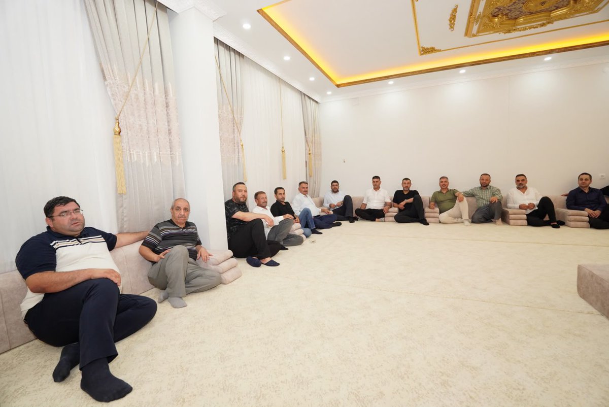 MehmetUncu47's tweet photo. Artuklu’da 5 Vakit 10 Mahalle çalışmalarımızı sürdürüyoruz.

İlçe Başkanımız Yavuz Geylani Çaltekin ve teşkilatımızdan oluşan heyetimizle birlikte, Ortaköy Mahallesi Muhtarı Abdurrahman Çimen’i evinde ziyaret ederek, önceki dönem il yönetim kurulu üyemiz Ümran Bişi ve  gönüldaşlarımızla buluştuk;
Teşkilat çalışmalarımıza katkı sunan kıymetli mahalle başkanlarımız ve üyelerimize teşekkür belgelerini takdim ederek emekleri için teşekkür ettik.

Durmadan, yorulmadan; milletimizle yan yana, gönül gönüle çalışmaya devam ediyoruz.
@abuyukgumus 

#5Vakit10Mahalle #Artuklu #BizBüyükBirAileyiz