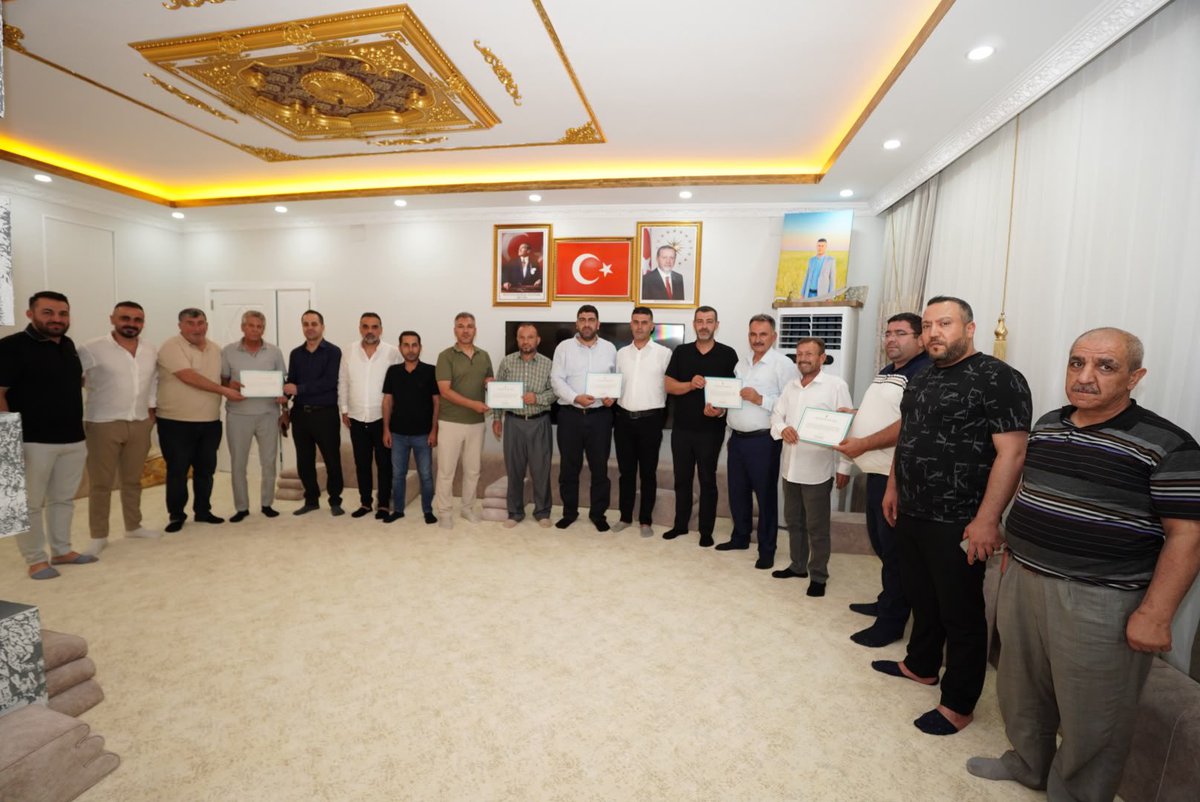 MehmetUncu47's tweet photo. Artuklu’da 5 Vakit 10 Mahalle çalışmalarımızı sürdürüyoruz.

İlçe Başkanımız Yavuz Geylani Çaltekin ve teşkilatımızdan oluşan heyetimizle birlikte, Ortaköy Mahallesi Muhtarı Abdurrahman Çimen’i evinde ziyaret ederek, önceki dönem il yönetim kurulu üyemiz Ümran Bişi ve  gönüldaşlarımızla buluştuk;
Teşkilat çalışmalarımıza katkı sunan kıymetli mahalle başkanlarımız ve üyelerimize teşekkür belgelerini takdim ederek emekleri için teşekkür ettik.

Durmadan, yorulmadan; milletimizle yan yana, gönül gönüle çalışmaya devam ediyoruz.
@abuyukgumus 

#5Vakit10Mahalle #Artuklu #BizBüyükBirAileyiz