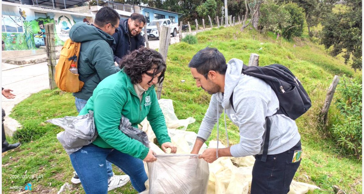 Cucaracherobog's tweet photo. 🌿¡Sumapaz se mueve por el cuidado de su territorio!  

Jornada de participación ambiental con la Organización Verde Montaña, @asumapaz, @Promoambiental_ , @SubRedSur y @Ambientebogota.💚

Recuperamos 25 kg de material aprovechable y separamos 10 kg de residuos no aprovechables♻️ https://t.co/eT5I6Y5RTF