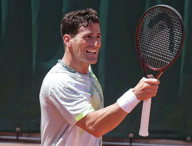 TomasRodriguezC's tweet photo. 🇦🇷DOS QUE CRECEN🇦🇷

Facundo Díaz Acosta🇦🇷 le acaba de ganar a Juan Carlos Prado🇧🇴 en el Challenger 125 de San Marino, donde es el máximo favorito, y quedó a un triunfo de volver al Top 100.

Federico Gómez 🇦🇷 también está en semifinales pero en el 75 de Bonn🇩🇪. Ahora va por Jan Choinski🇬🇧 (88° y primer preclasificado), pero ya sube al 173°.
