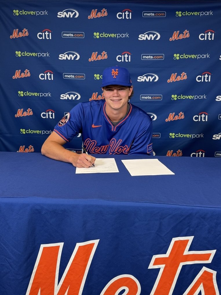 UCSB_Baseball's tweet photo. Pens down, dreams signed ✍🏼 

Congratulations to our 4 Gauchos who have officially signed with their MLB organizations!

#GoChos | #ChosInThePros https://t.co/tnjb8WdGFM