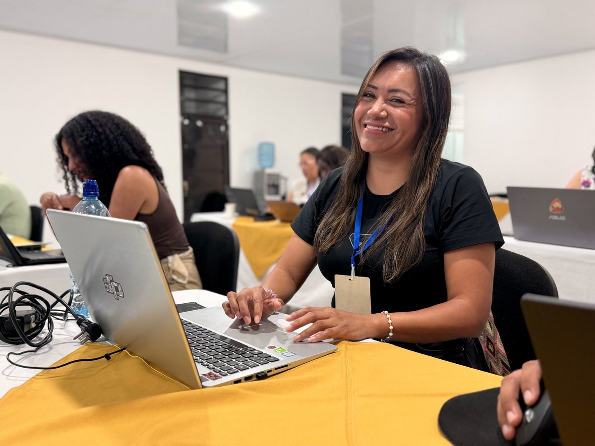 CompuParaEducar's tweet photo. 📍En #Mocoa, docentes de distintos municipios del Putumayo, como Puerto Asís, Orito, Villagarzón, Puerto Leguízamo, Valle del Guamuez, Puerto Guzmán, Puerto Caicedo, San Miguel y Colón, participan en "#IAConSentidoHumano y Territorial" (Nivel Intermedio). 🚀 https://t.co/f7jOb9m57P