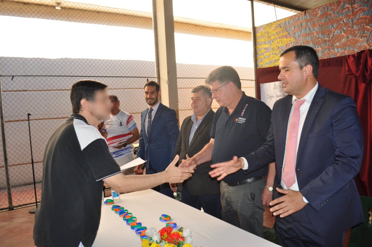 MJusticiaPy's tweet photo. 🌿 Bienestar emocional para una reinserción con oportunidades

A través del Programa Prison S.M.A.R.T., impulsado junto a la Fundación El Arte de Vivir Paraguay, personas privadas de libertad de la Unidad Penitenciaria Industrial Esperanza (UPIE) y del Complejo Penitenciario para Mujeres (COMPLE) culminaron con éxito su formación en técnicas de respiración, meditación, manejo de emociones y convivencia pacífica.

En total, 67 participantes fortalecieron habilidades para el autocuidado, el manejo del estrés, la empatía y la resolución pacífica de conflictos, contribuyendo a su bienestar personal y a su proceso de reinserción social.

Desde el Ministerio de Justicia seguimos impulsando acciones que promueven el desarrollo integral y la construcción de nuevas oportunidades para las personas privadas de libertad. @cej_py @UEenParaguay 

🔗 https://t.co/EdH7oFqJNF

#GobiernoDelParaguay