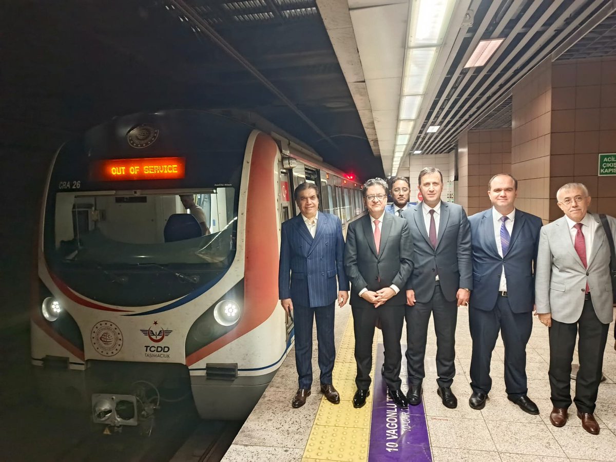 uyalcin_'s tweet photo. Ulaştırma ve Altyapı Bakanlığımızın koordinasyonunda, Ulaştırma ve Altyapı Bakanımız Sn. @a_uraloglu’nun konuğu olarak ülkemizi ziyaret eden Pakistan İslam Cumhuriyeti Demiryolları @MOR_Pakistan Federal Bakanı Sn. Muhammad Hanif Abbasi'ye @MHanif_Abbasi, Bakan Yardımcımız Sn. @OsmanBoyraz ile birlikte gerçekleştirilen teknik inceleme programında refakat ettim.

Program kapsamında TÜRASAŞ Sakarya Bölge Müdürlüğü’nde yerli ve millî demiryolu araçlarımızın üretim süreçlerini yerinde inceledik. 

Ardından Marmaray Maltepe Kumanda Merkezi'ni ziyaret ederek işletme altyapımız hakkında bilgi paylaşımında bulunduk.

Maltepe'den Yenikapı'ya Marmaray ile gerçekleştirdiğimiz yolculukta Sayın Bakan, Asya ile Avrupa'yı denizin altından kesintisiz bağlayan bu mühendislik şaheserini deneyimledi ve duyduğu memnuniyeti dile getirdi.

Ziyaret boyunca kendilerine demiryolu sektörümüzde son yıllarda hayata geçirilen yatırımları, yerli ve millî üretim vizyonumuzu, yüksek hızlı tren işletmeciliğimizi ve geleceğe yönelik hedeflerimizi aktarma imkânı bulduk.

Demiryolları yalnızca şehirleri değil, ülkeleri de birbirine yakınlaştırıyor. Türkiye ile Pakistan arasındaki köklü dostluğun, demiryolu alanındaki bilgi ve tecrübe paylaşımıyla daha da güçleneceğine yürekten inanıyor, bu anlamlı ziyaretin iki ülke demiryolları arasındaki iş birliğine yeni ufuklar açmasını temenni ediyorum.

#TürkiyeHızlanıyor 🇹🇷