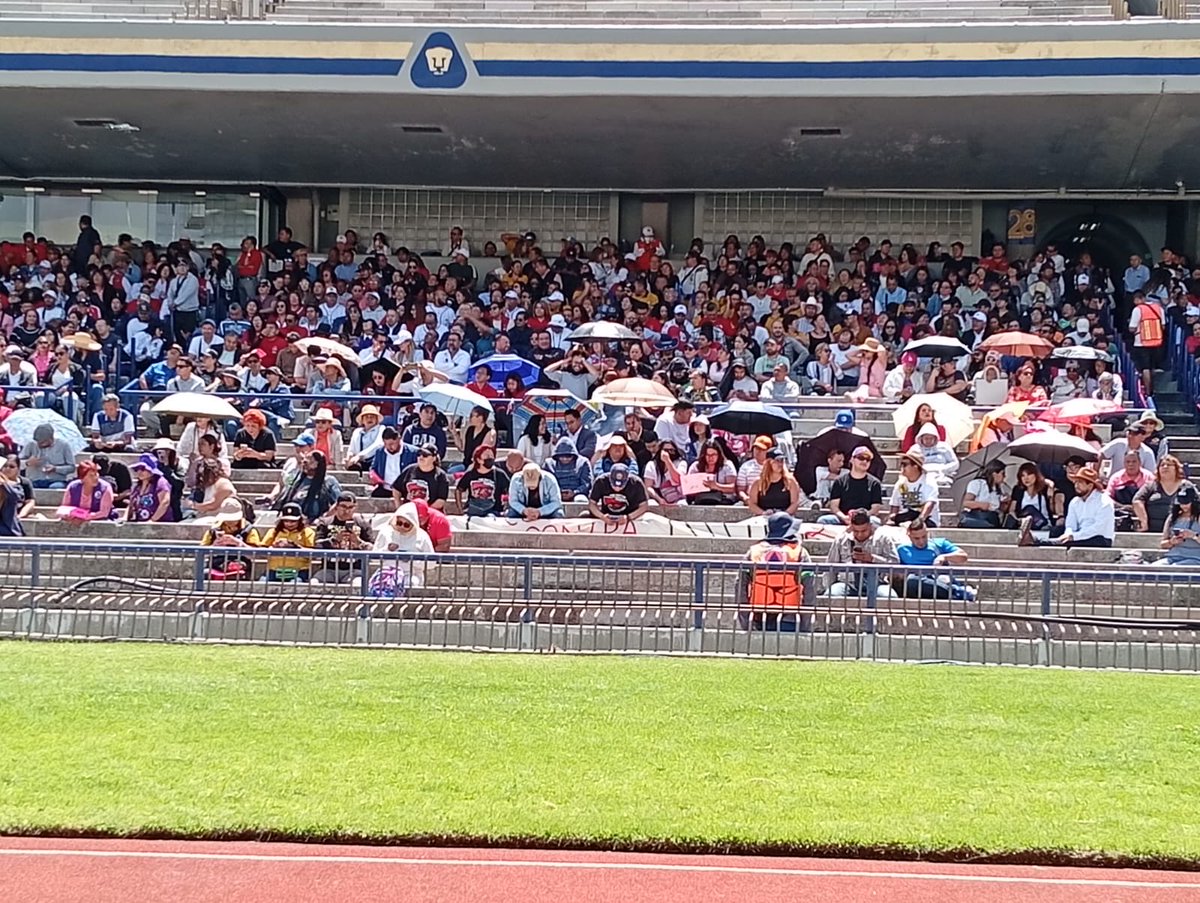 EmbaCuMex's tweet photo. 🇨🇺🤝🇲🇽 Sindicato de Trabajadores de la UNAM en solidaridad con Cuba 

El Embajador de Cuba en México Eugenio Martínez Enríquez (@EugenioMtnez) fue invitado a la inauguración del 43 Congreso del Sindicato de Trabajadores de la Universidad Nacional Autónoma de México (@stunam), que se celebrará en la capital mexicana hasta el 2 de agosto.

🗣️ En su mensaje de saludo, ante miles de participantes, el Embajador agradeció la solidaridad con Cuba de esta organización obrera en nombre de los trabajadores de la educación y el pueblo cubano, denunció las agresiones de los EEUU contra nuestro país, y ratificó la decisión de las cubanas y cubanos de luchar y resistir en defensa de su soberanía.

A partir de la escalada de agresiones de los EEUU contra Cuba, el STUNAM ha realizado pronunciamientos y encuentros de intercambios con sus afiliados y de organizaciones internacionales, donde ha patentizado el respaldo a la autodeterminación de nuestro pueblo.

Miles de asistentes a la inauguración del Congreso, corearon Cuba sí, Yanquis No, como expresión de solidaridad con el pueblo cubano.

#CubaNoEstáSola